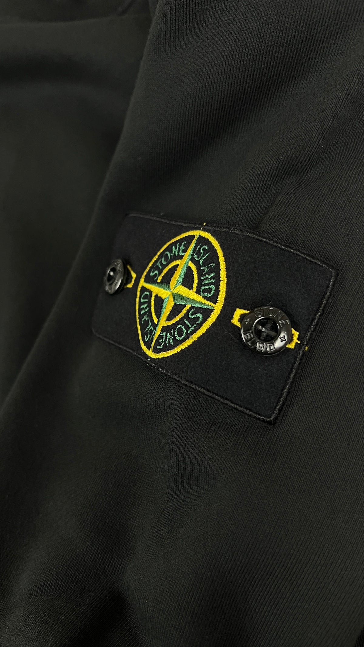 Sweat-shirt Crewneck Stone Island Organic Cotton Fleece noir taille M, détail étiquettes et finitions — vue 3
