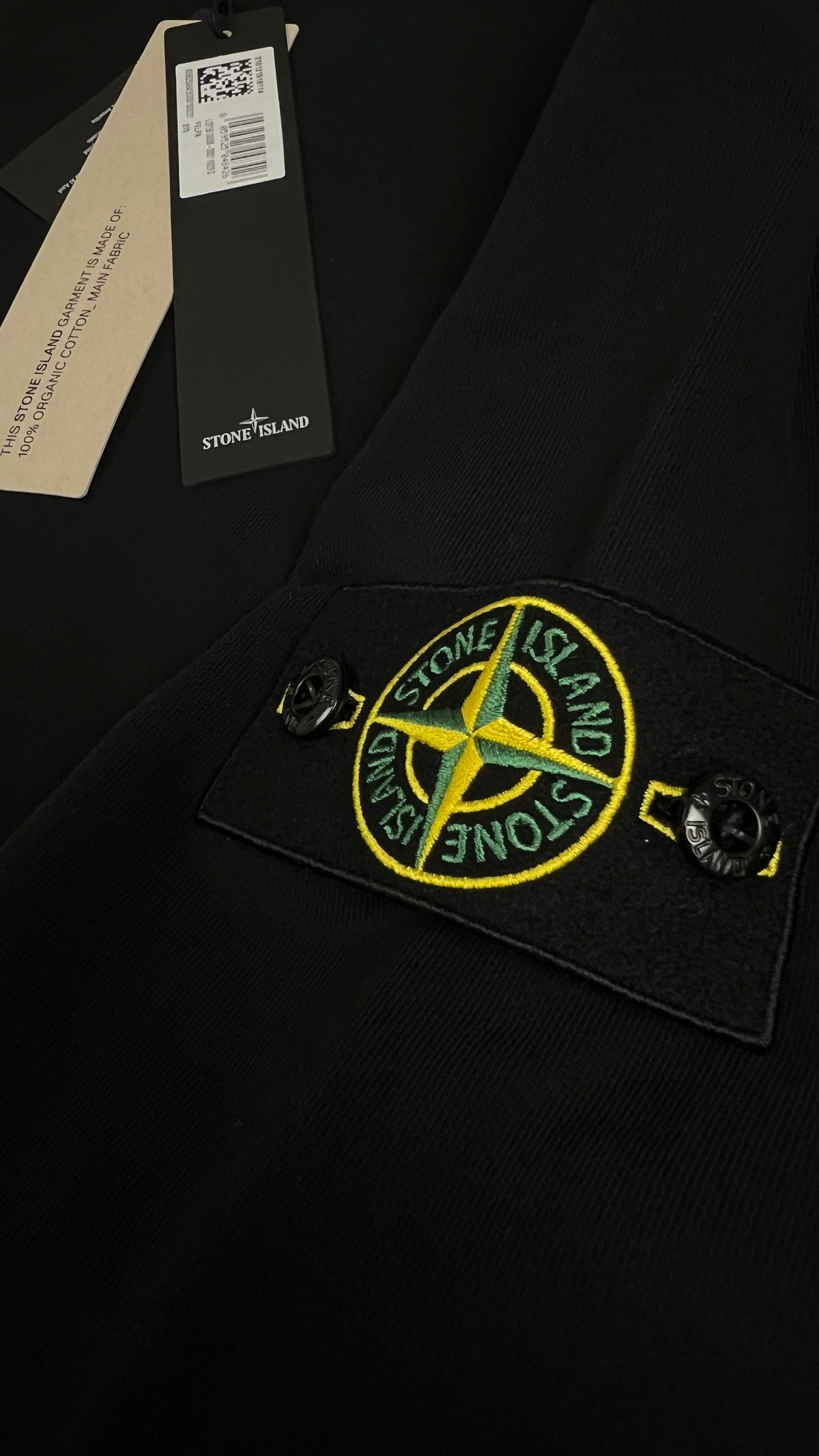 Sweat-shirt Crewneck Oversize Stone Island Organic Cotton Fleece noir, détail étiquettes et finitions — vue 3