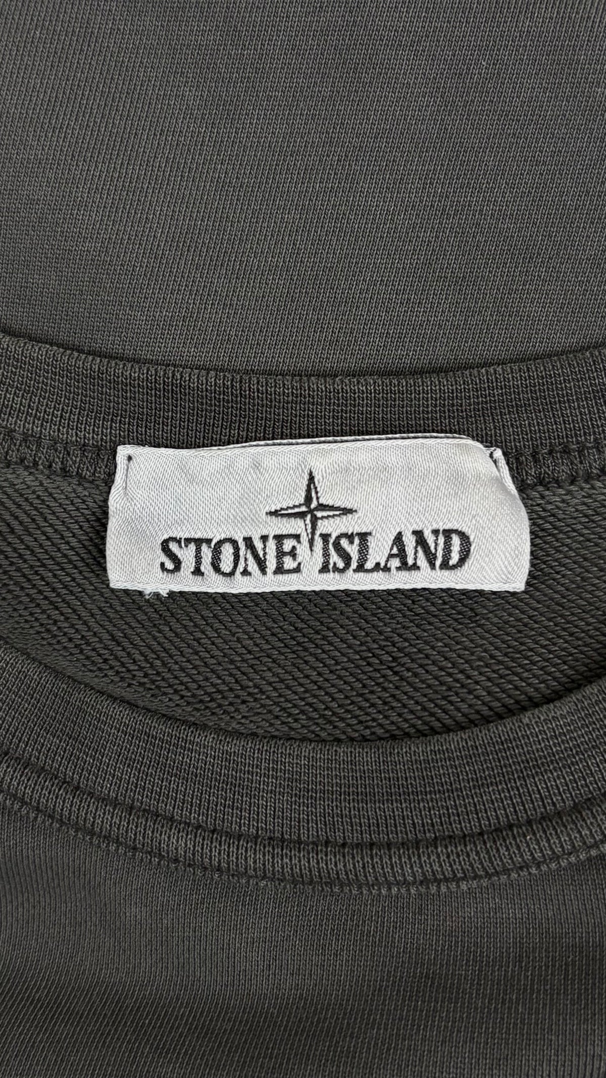 Sweat-shirt Stone Island gris, détail étiquettes et finitions — vue 3
