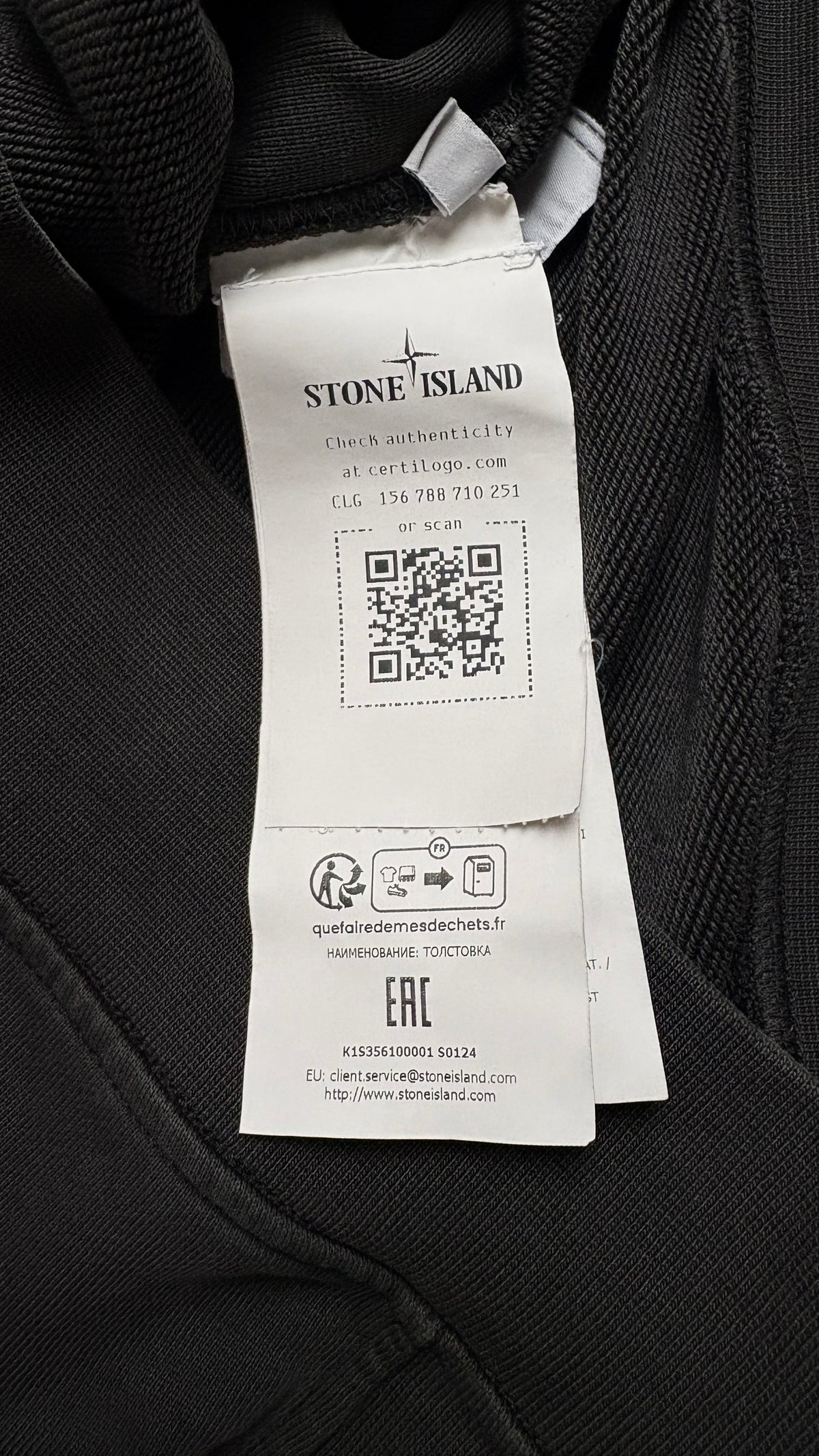 Sweat-shirt Stone Island gris, détail étiquettes et finitions — vue 5