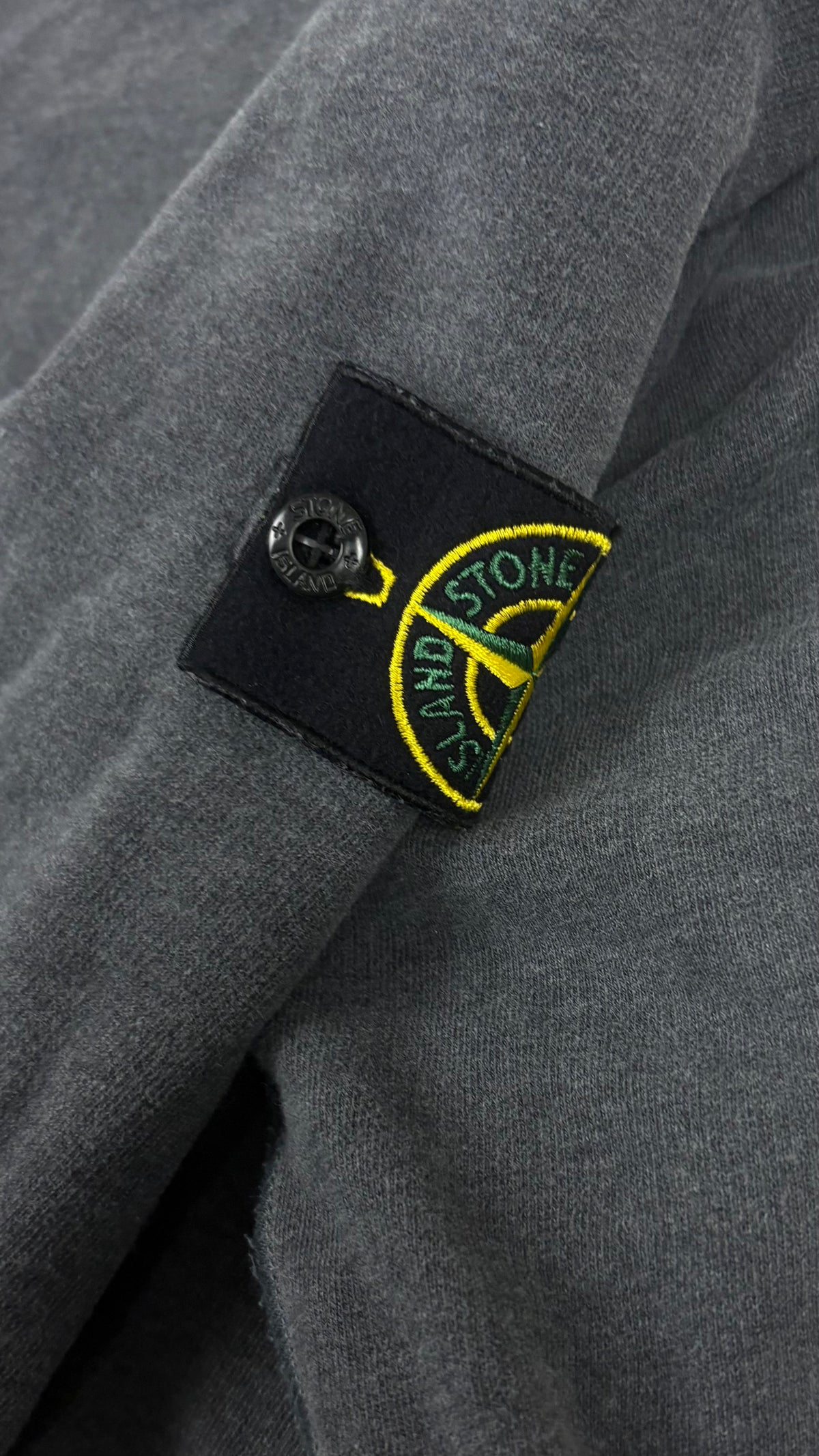 Sweat-shirt Hoodie Stone Island gris taille S, détail étiquettes et finitions — vue 3