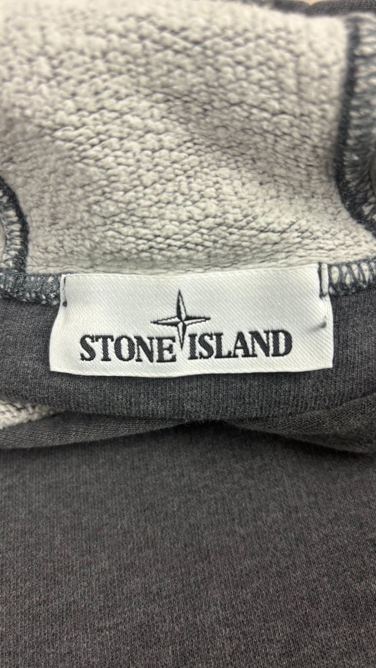 Sweat-shirt Hoodie Stone Island gris taille S, détail étiquettes et finitions — vue 4