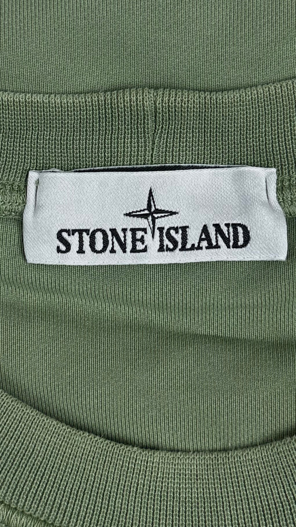Sweat-shirt Stone Island kaki, détail étiquettes et finitions — vue 3