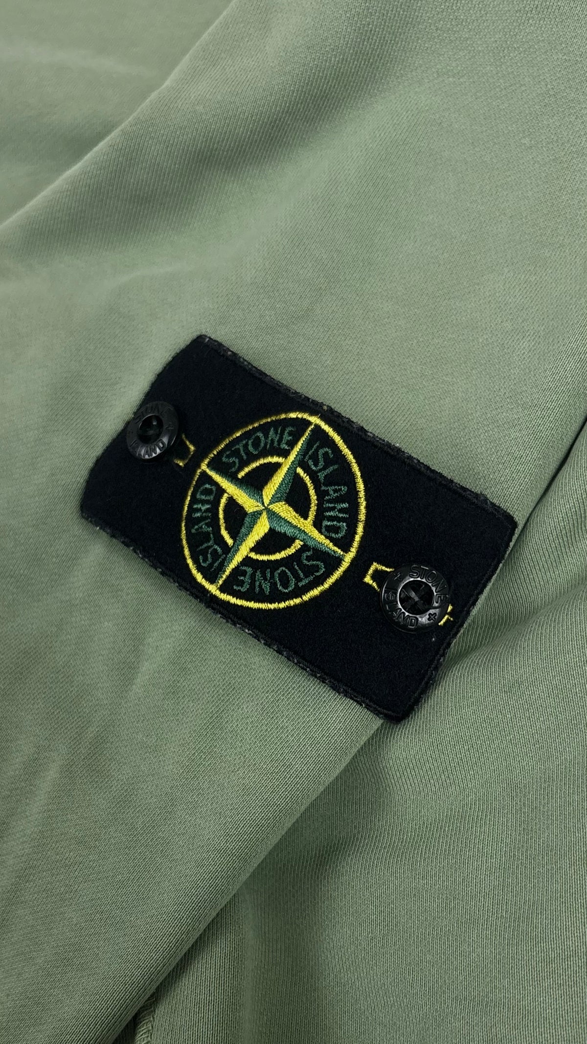 Sweat-shirt Stone Island kaki, détail étiquettes et finitions — vue 4