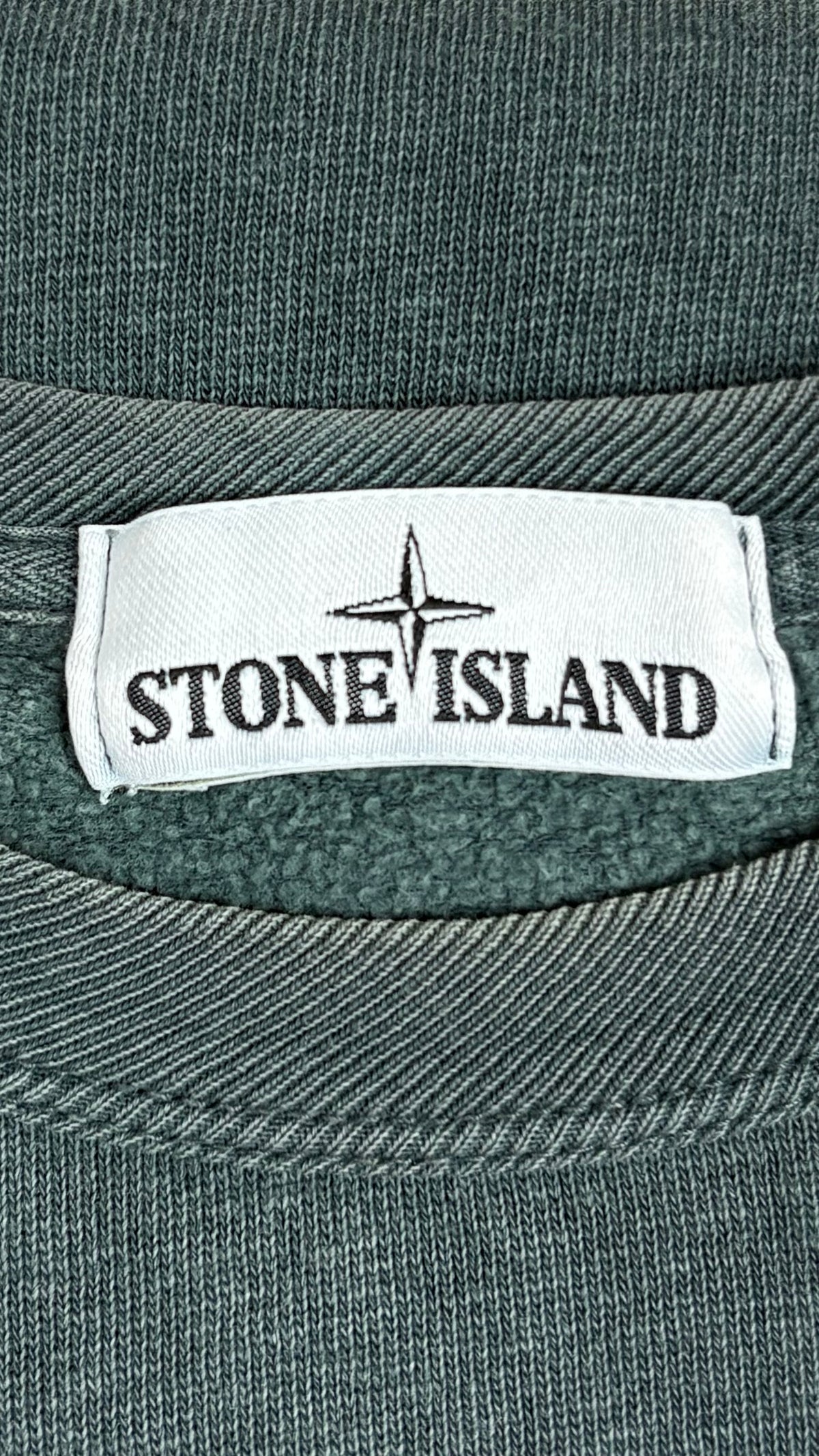 Sweat-shirt Stone Island Teinture Délavée vert, détail étiquettes et finitions — vue 3