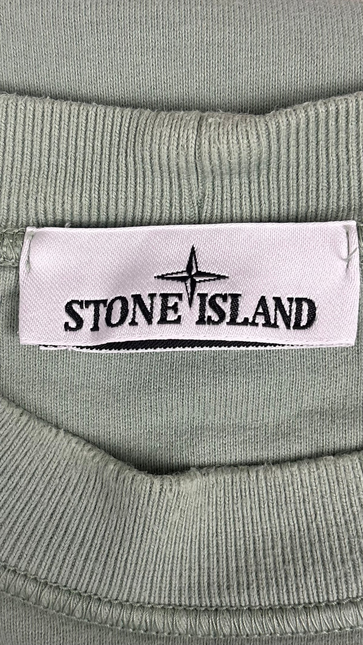 Sweat-shirt Stone Island vert, détail étiquettes et finitions — vue 3