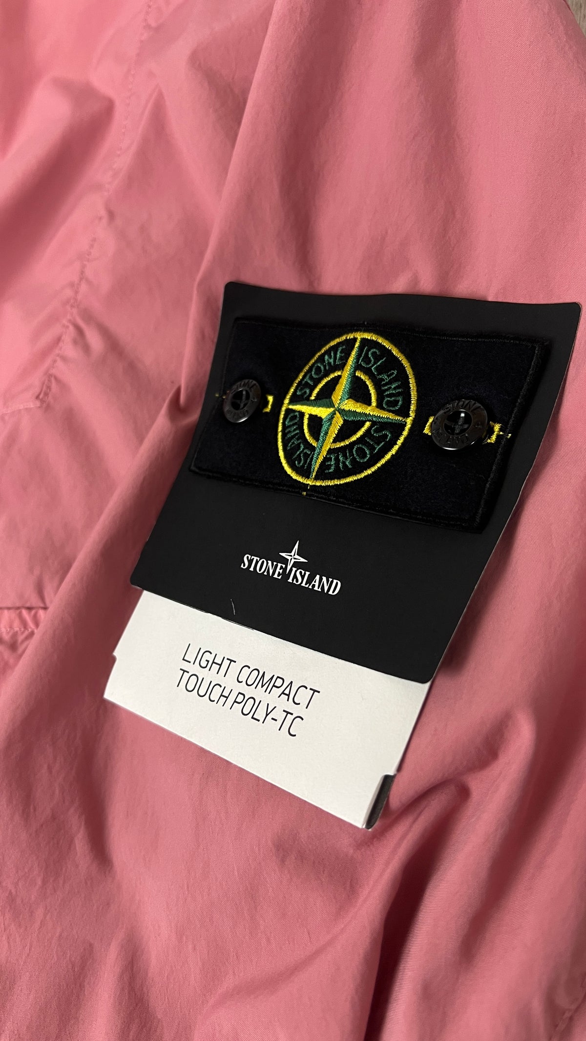 Veste à Capuche Stone Island Light Compact Touch Poly-TC Oleander rose, détail étiquettes et finitions — vue 3