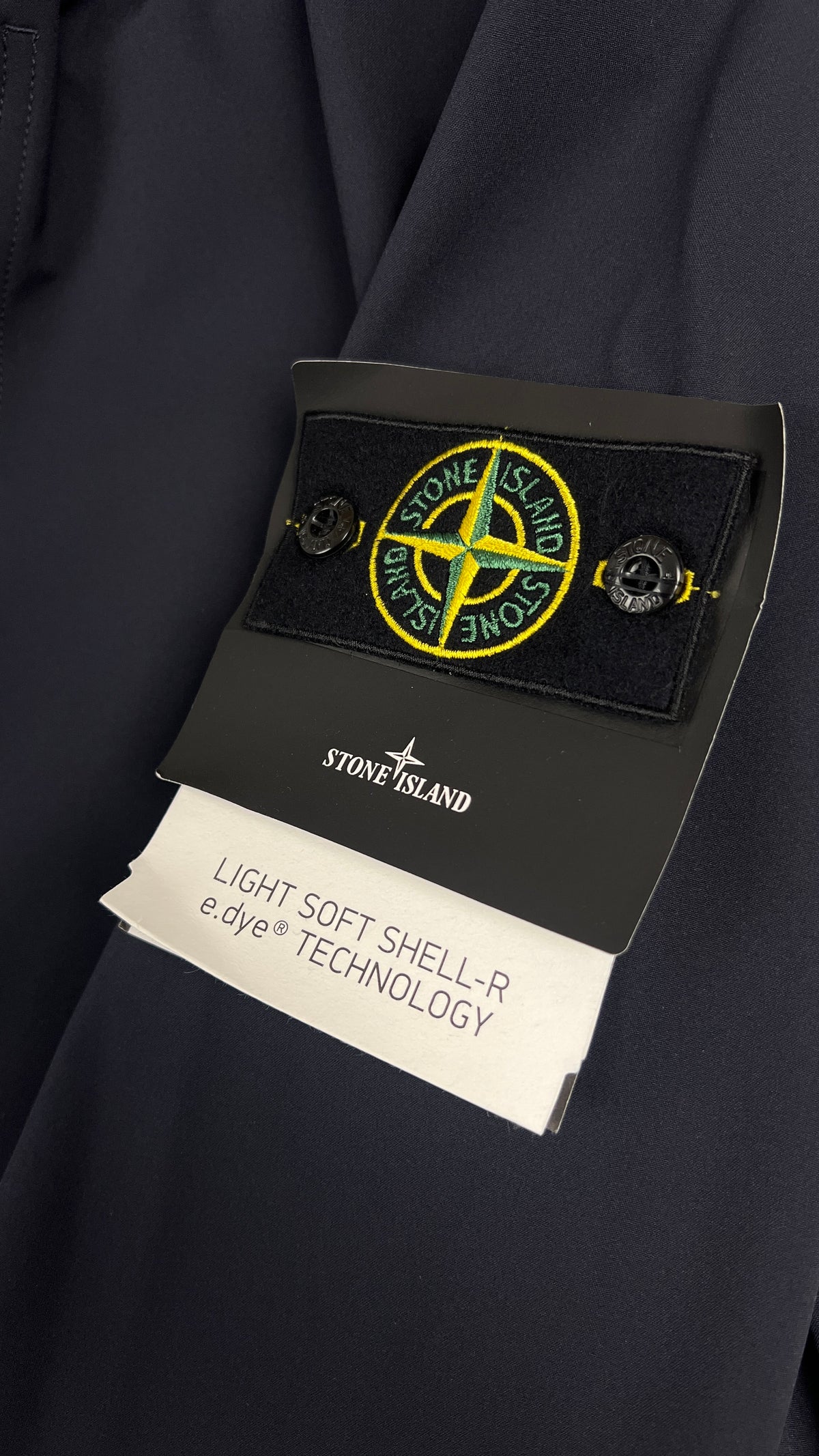 Veste à Capuche Stone Island Light Soft Shell-R e.Dye marine, détail étiquettes et finitions — vue 3