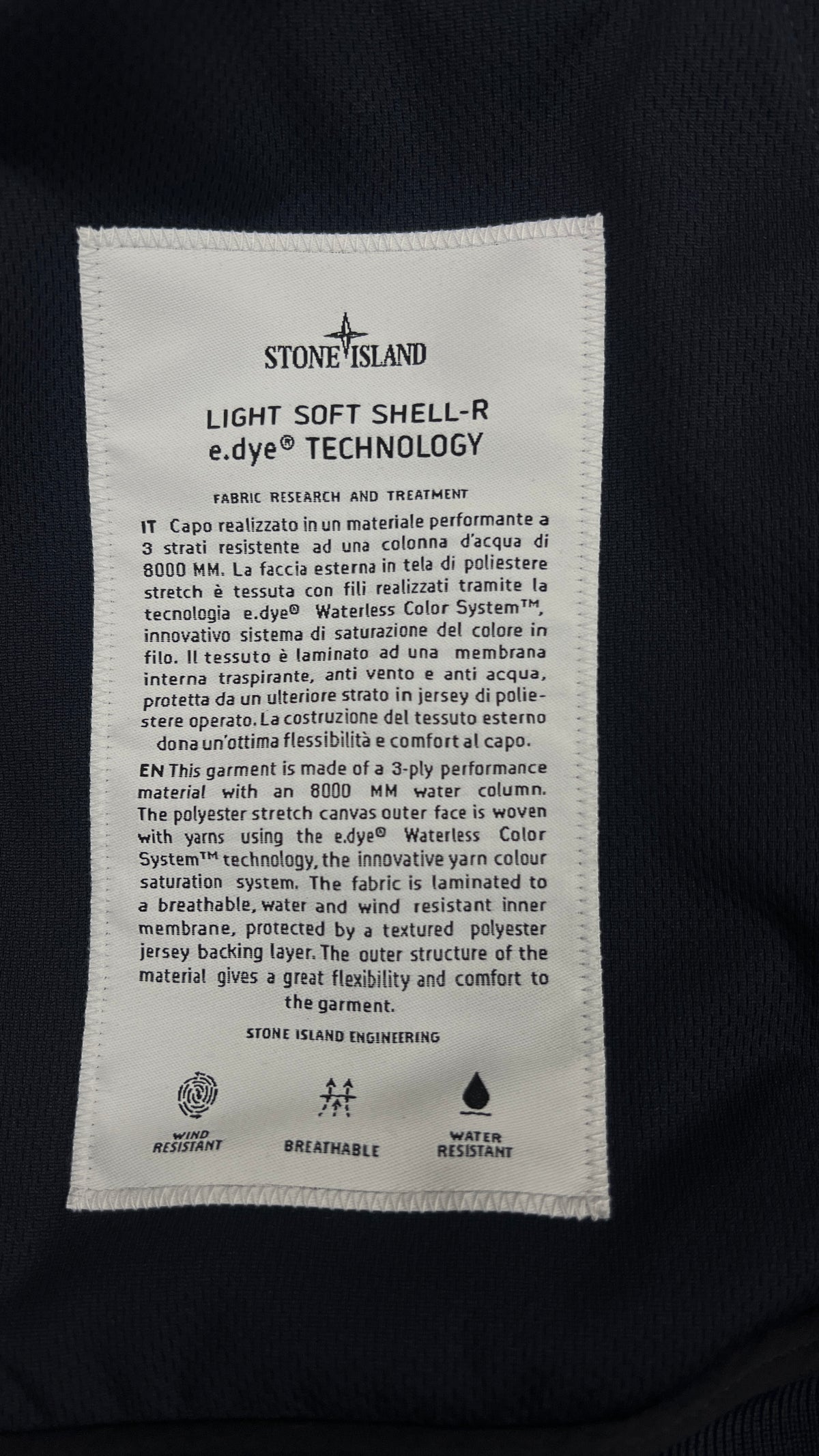 Veste à Capuche Stone Island Light Soft Shell-R e.Dye marine, détail étiquettes et finitions — vue 5
