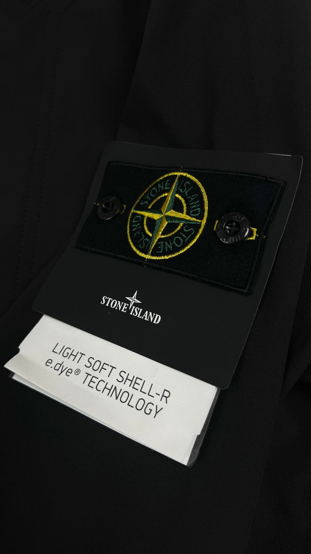 Veste à Capuche Stone Island Light Soft Shell-R e.Dye noir, détail étiquettes et finitions — vue 3