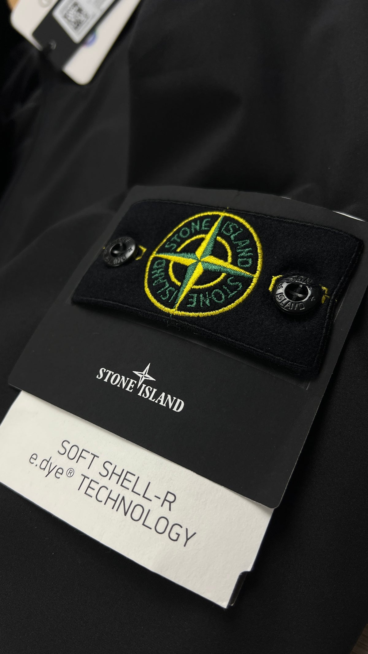 Veste à Capuche Stone Island Soft Shell-R e.Dye PrimaLoft noir, détail étiquettes et finitions — vue 3