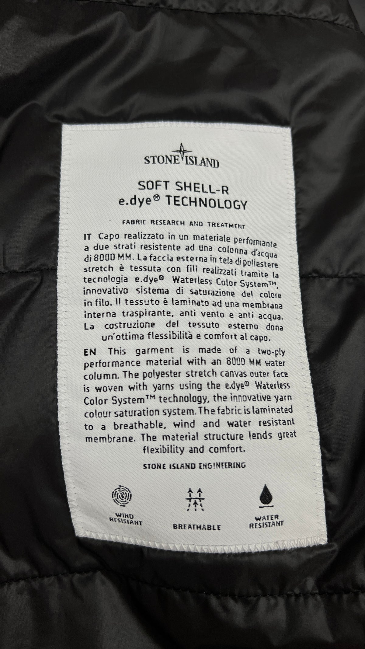 Veste à Capuche Stone Island Soft Shell-R e.Dye PrimaLoft noir, détail étiquettes et finitions — vue 4