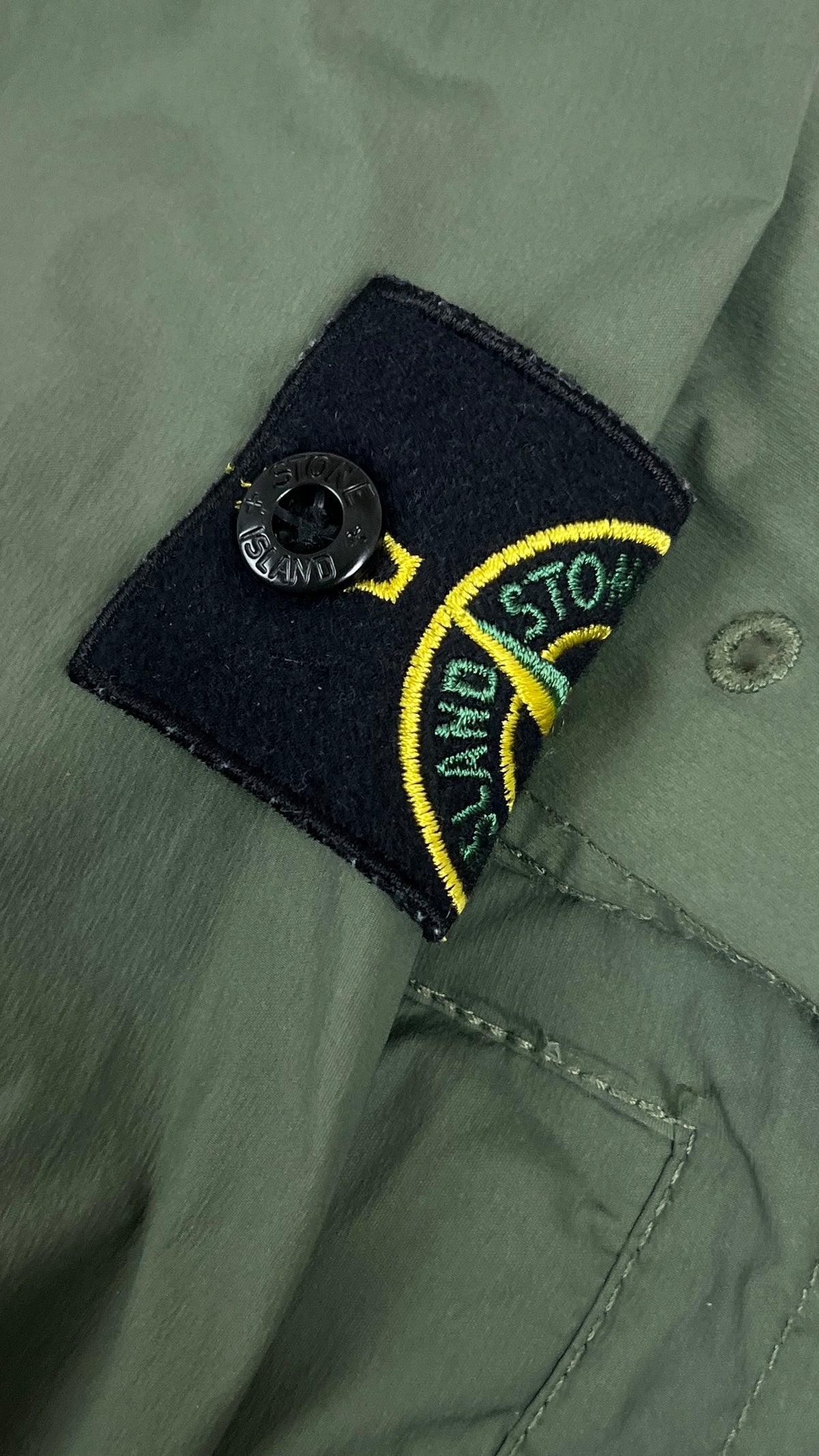 Veste Coupe-Vent Stone Island Skin Touch Nylon-TC kaki, détail étiquettes et finitions — vue 3