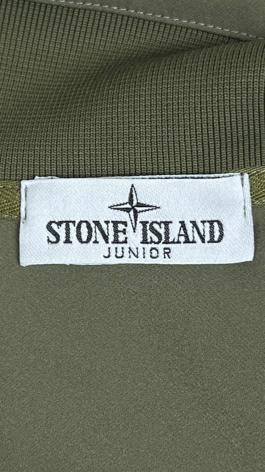 Veste Stone Island Junior Nylon Stretch kaki taille 12 ans, détail étiquettes et finitions — vue 4