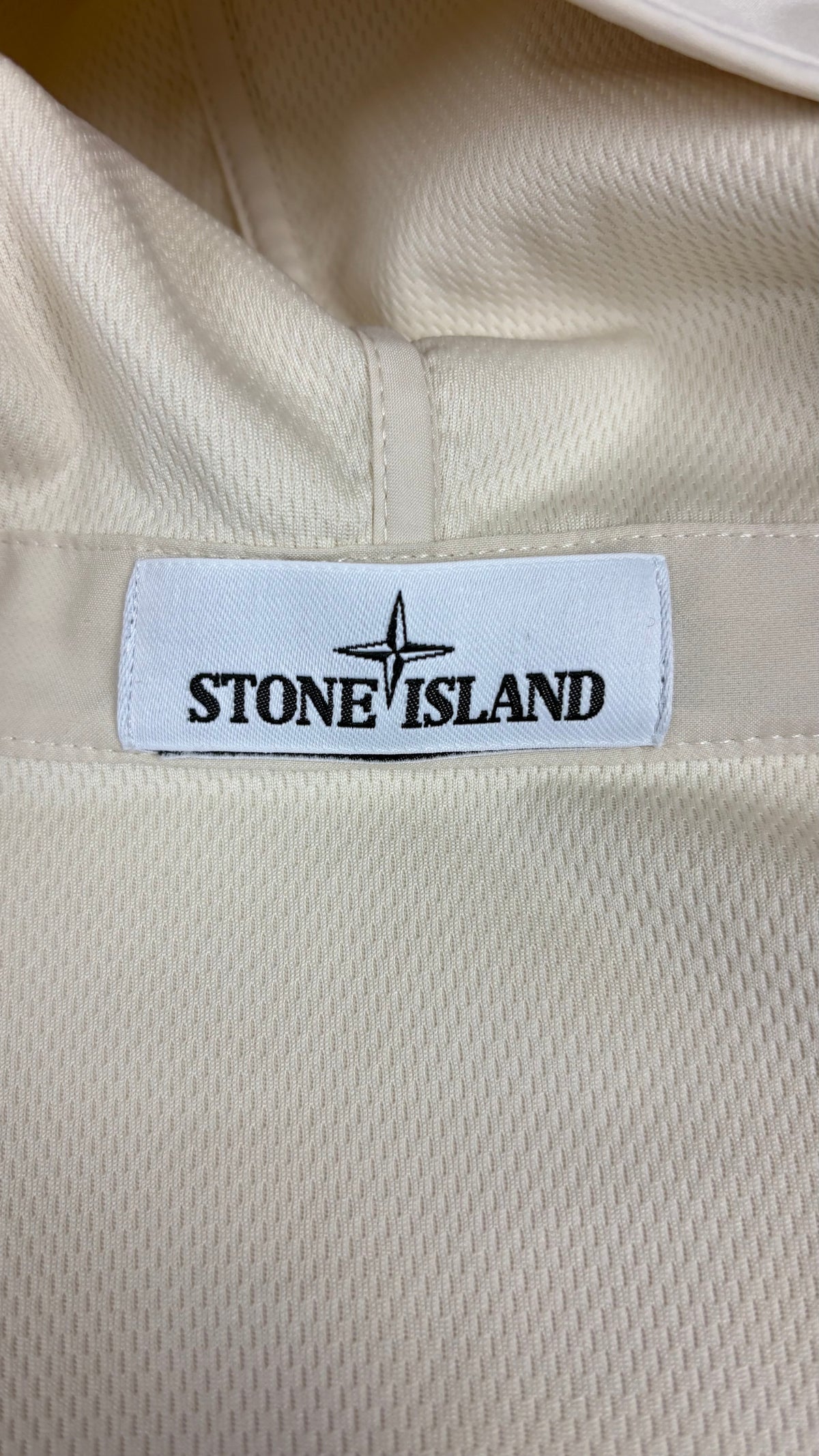 Veste Stone Island Light Soft Shell-R à Capuche crème taille S, détail étiquettes et finitions — vue 3