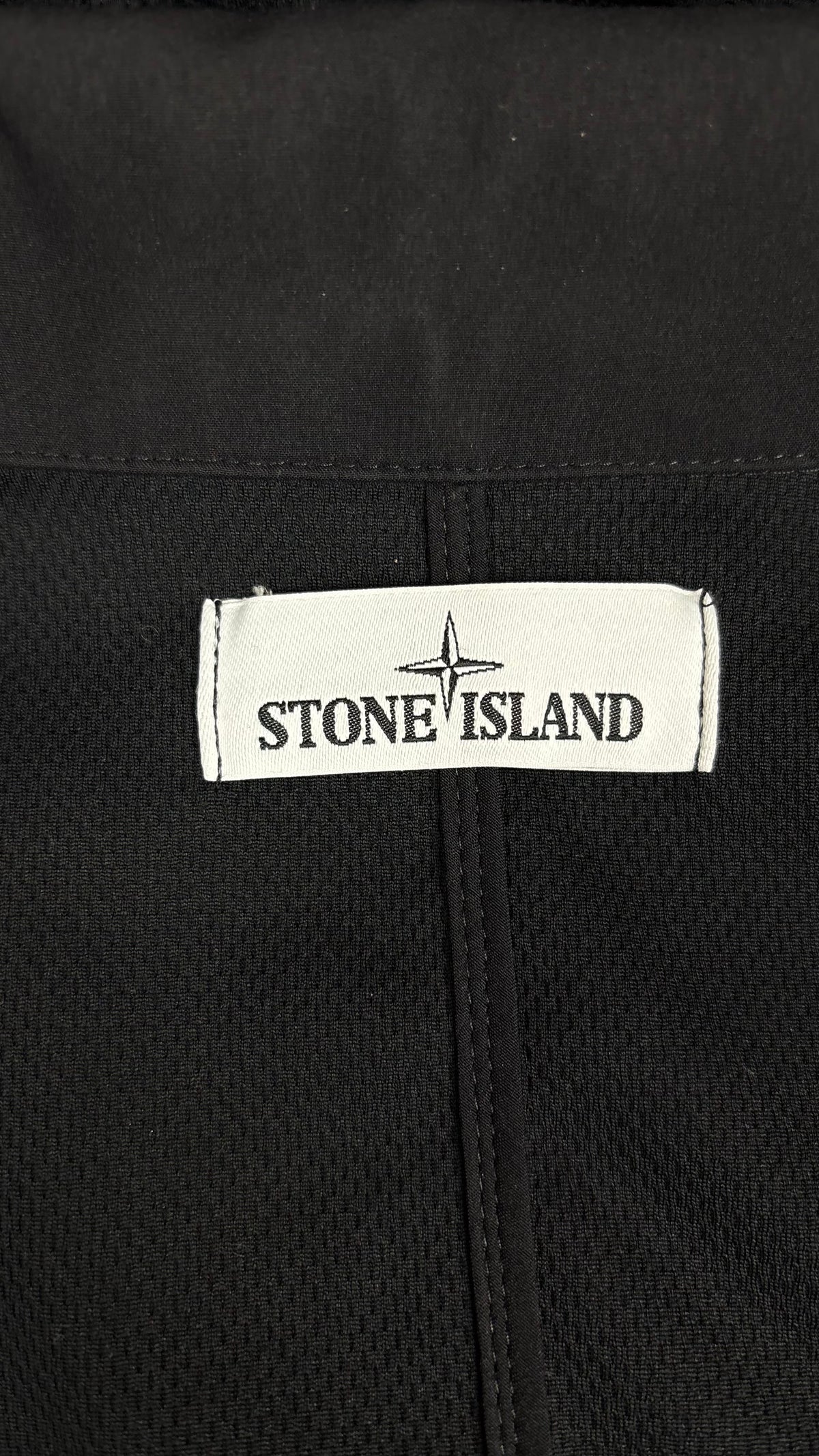 Veste Stone Island Light Soft Shell-R à Capuche noire, détail étiquettes et finitions — vue 3