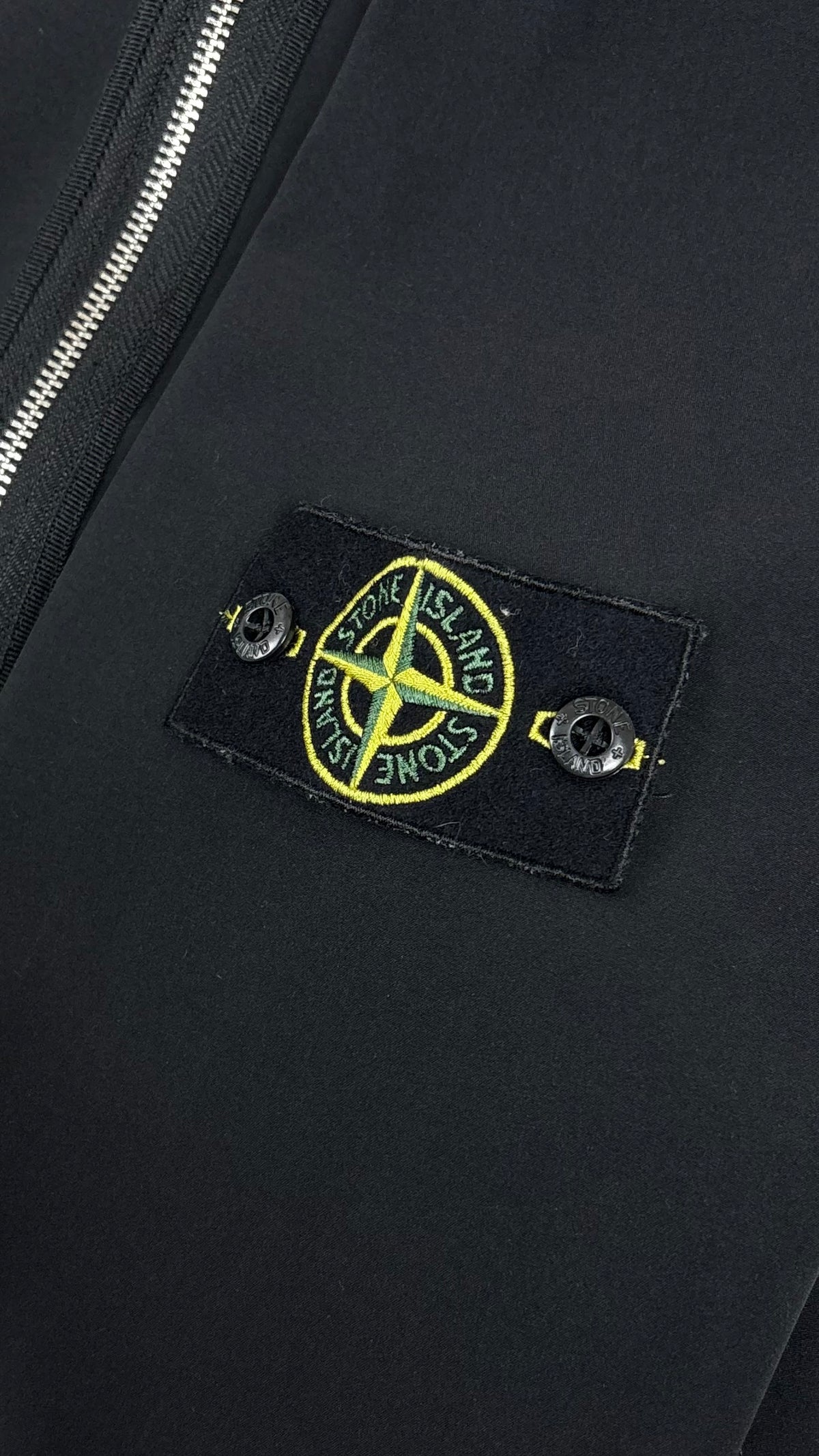 Veste Stone Island Light Soft Shell-R à Capuche noire, détail étiquettes et finitions — vue 4