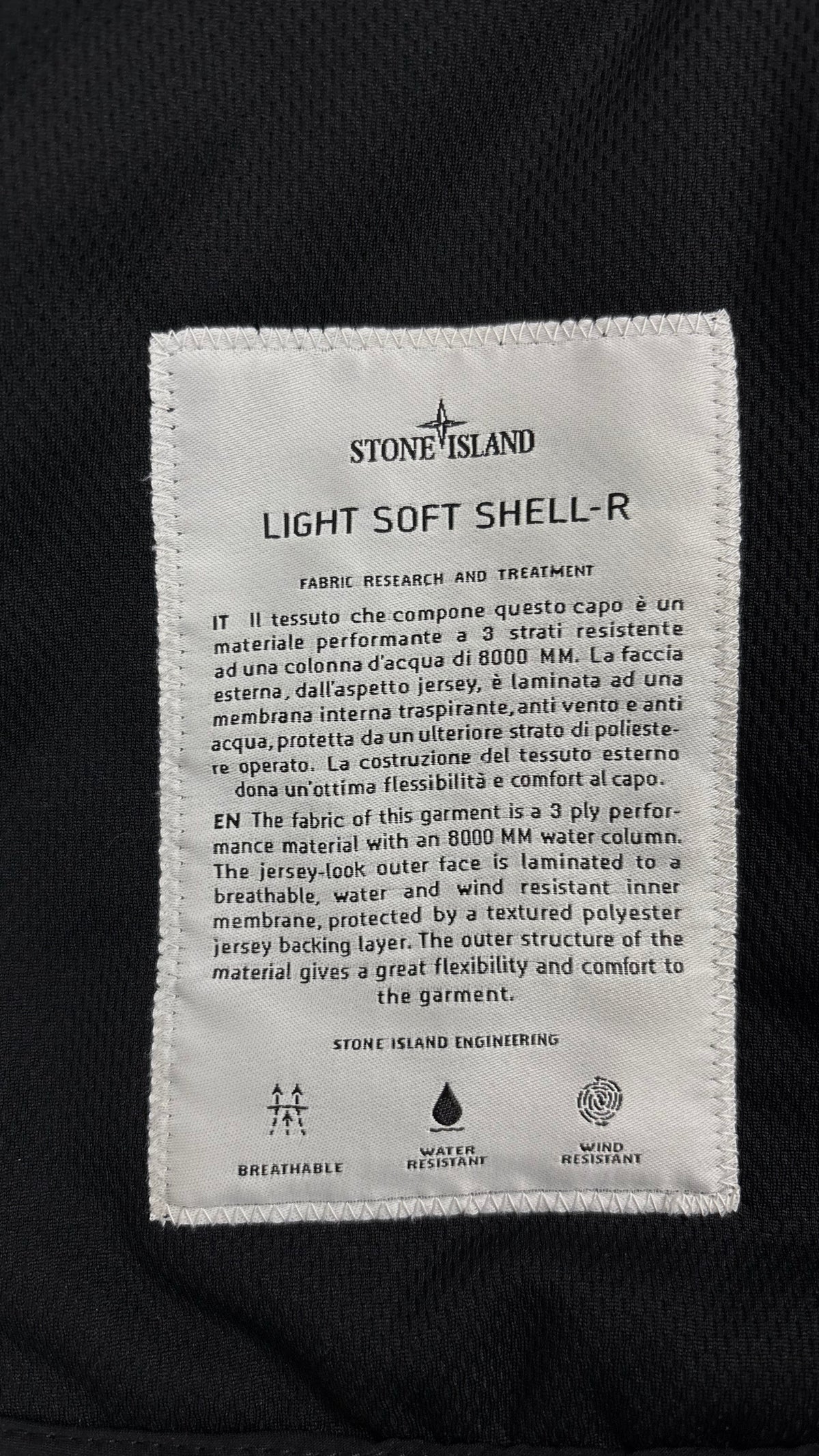 Veste Stone Island Light Soft Shell-R à Capuche noire, détail étiquettes et finitions — vue 5
