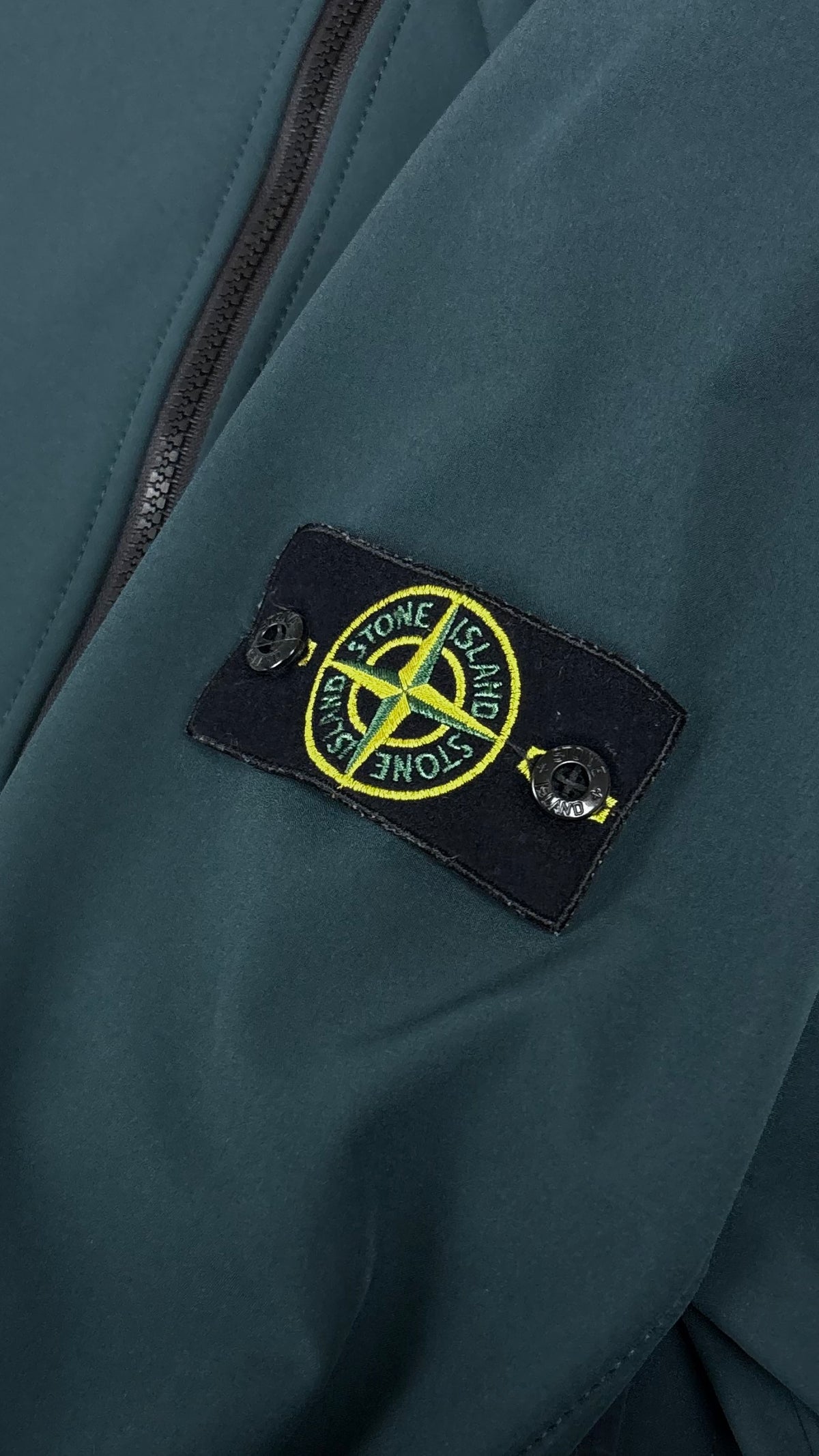 Veste Stone Island Light Soft Shell-R e.dye vert pétrole taille S, détail étiquettes et finitions — vue 4