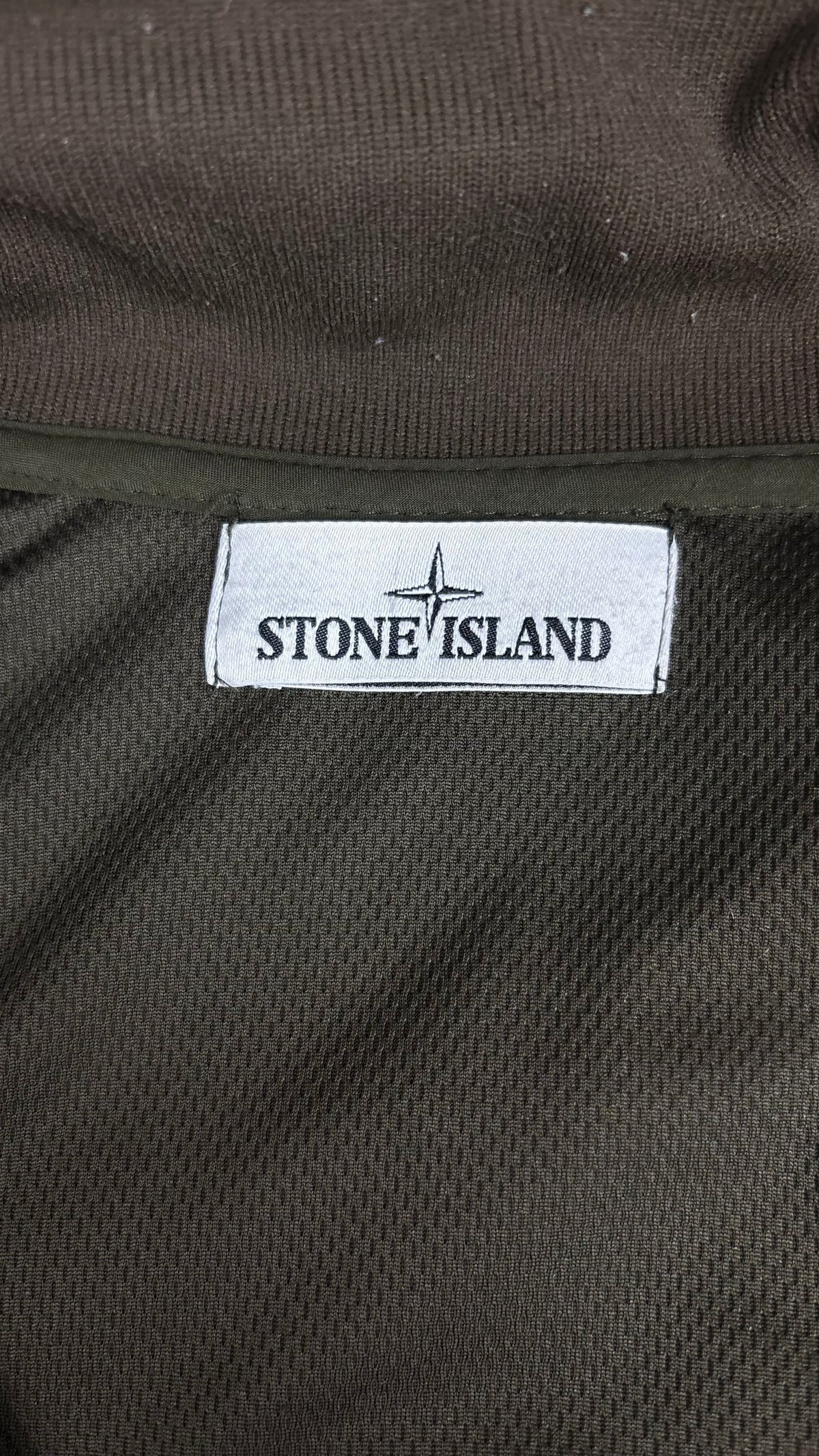 Veste Stone Island Light Soft Shell-R kaki, détail étiquettes et finitions — vue 4