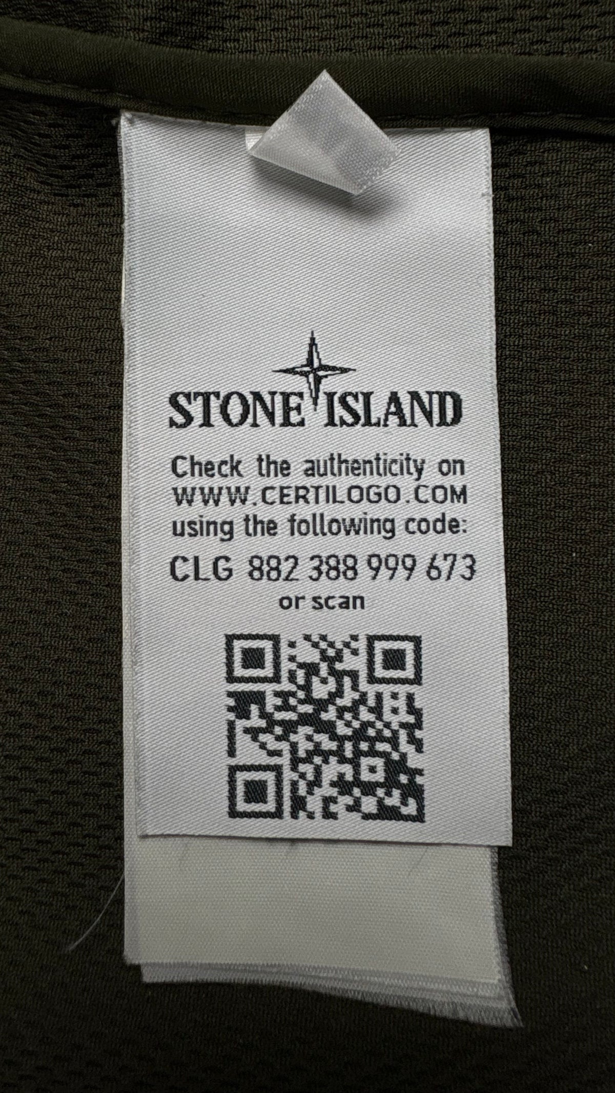 Veste Stone Island Light Soft Shell-R kaki, détail étiquettes et finitions — vue 6