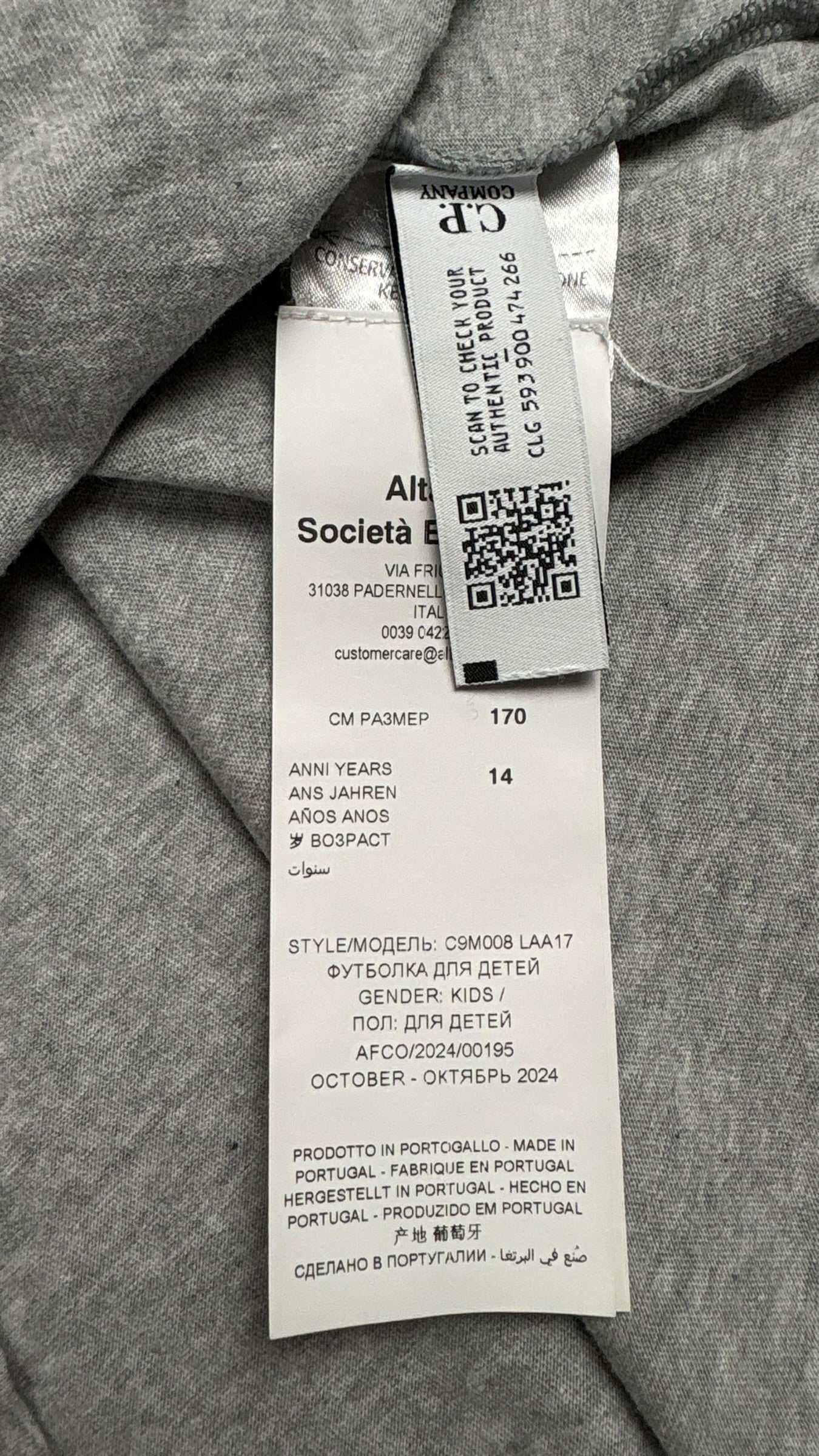 Étiquette intérieure du tee-shirt C.P Company indiquant la taille 14 ans, GENDER KIDS, fabriqué au Portugal avec code QR Certilogo