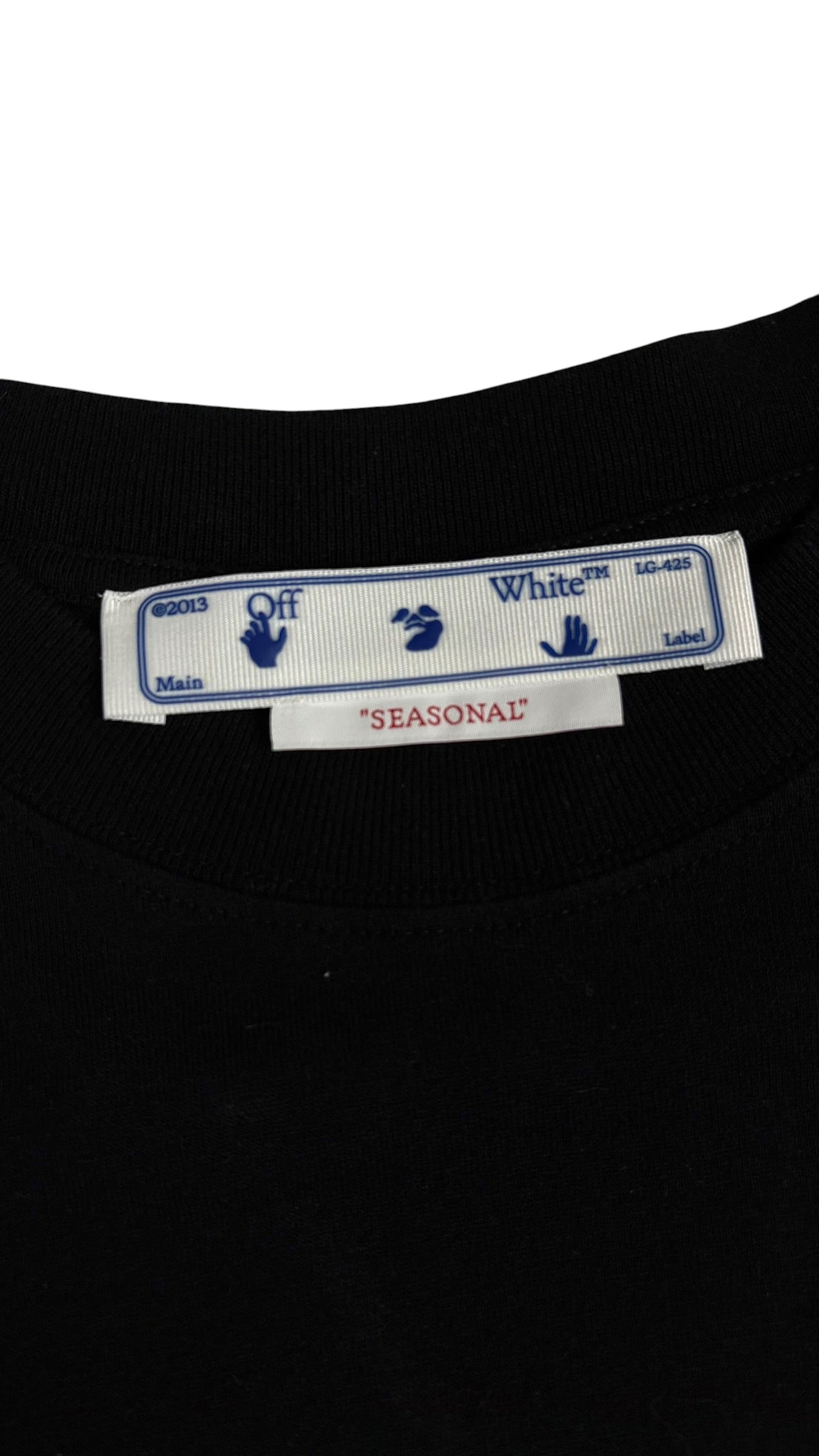 Étiquette de marque Off-White cousue à l'encolure du tee-shirt noir avec mention SEASONAL