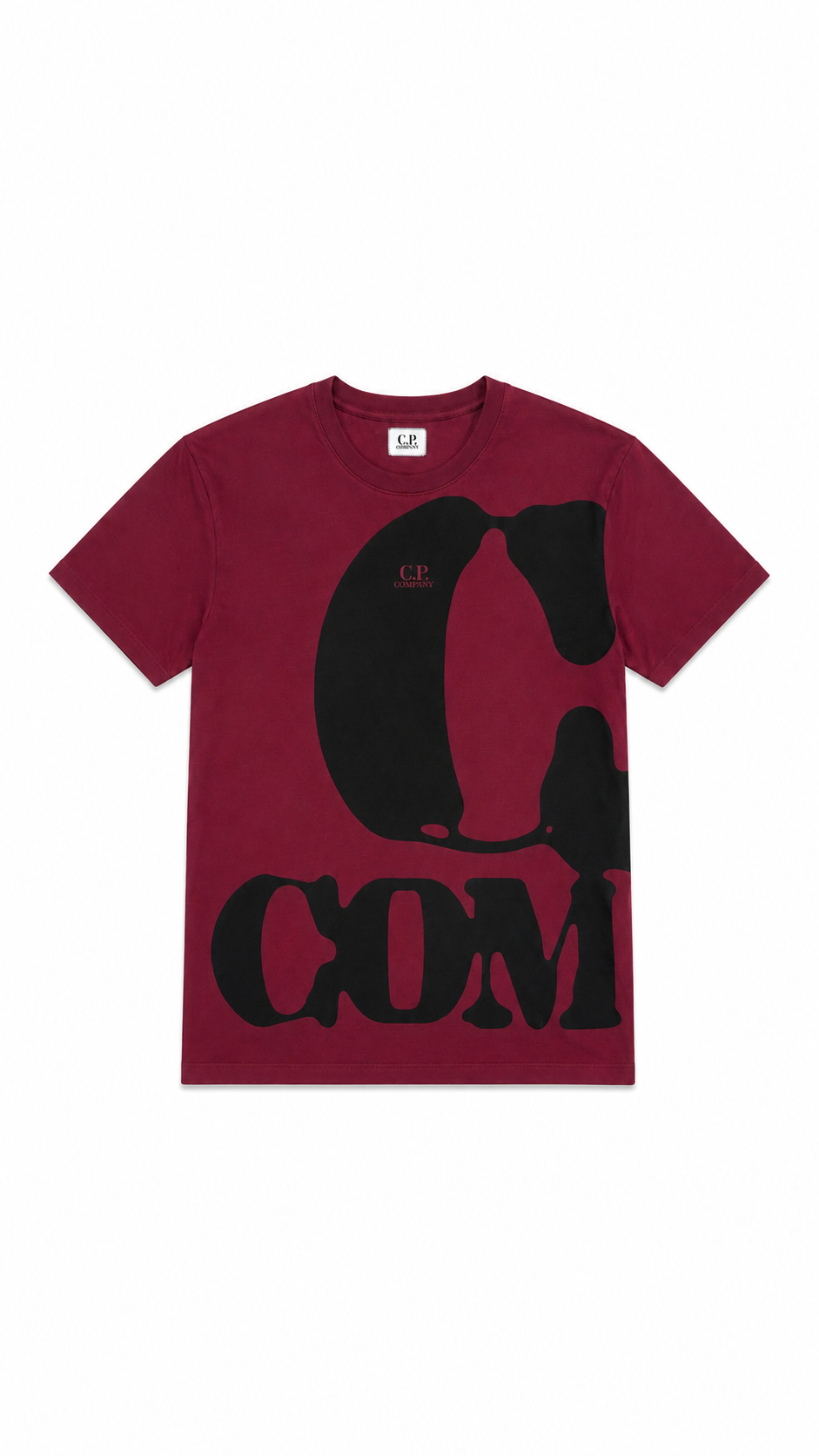 Tee-shirt C.P Company bordeaux vue de face avec grand imprime noir C.P Company et col rond