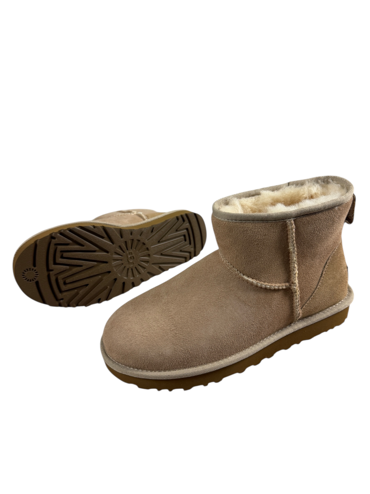 Bottes UGG Classic Mini beige, détail étiquette — vue 4