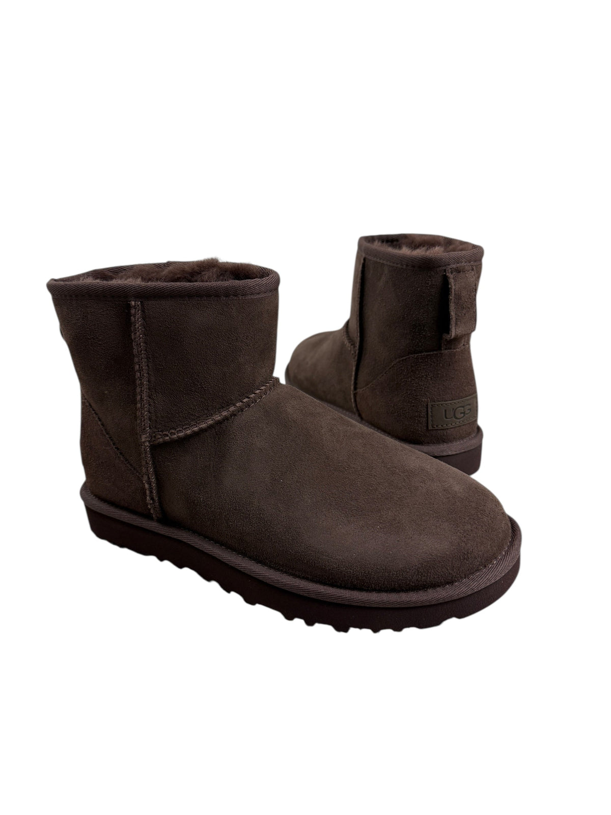 Bottes UGG Classic Mini II Burnt Cedar, détail étiquette — vue 4