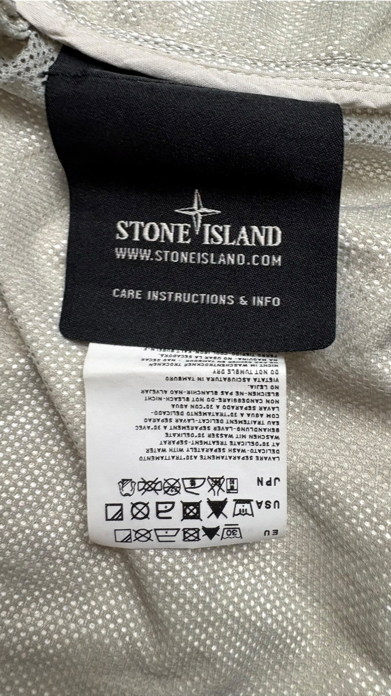 Étiquette intérieure Stone Island d'instructions d'entretien et de composition de la veste