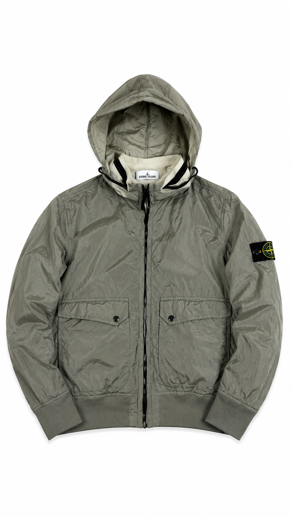 Veste Stone Island en nylon métallisé gris-vert à capuche, fermeture zippée, badge boussole sur la manche, vue de face